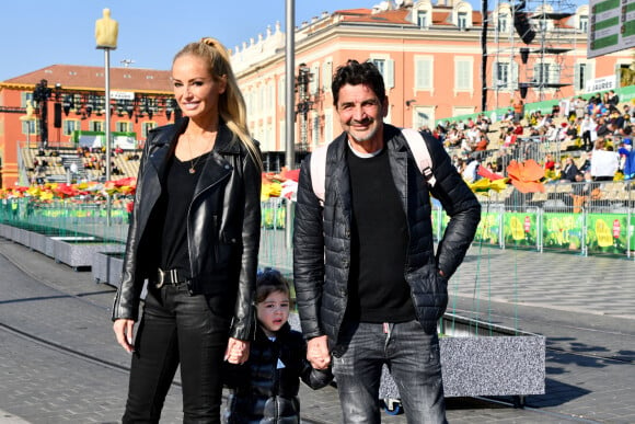 Adriana Karembeu Ohanian, son mari Aram et leur fille Nina durant la première bataille de fleurs du Carnaval de Nice 2022, Roi des Animaux, place Masséna à Nice, le 13 février 2022. © Bruno Bebert/Bestimage