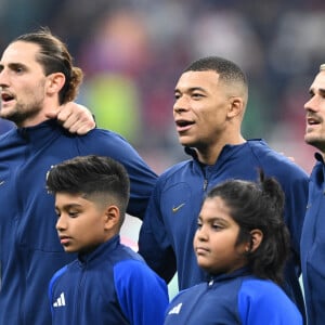 Adrien Rabiot, Kylian Mbappé et Antoine Griezmann au match de football de quart de finale opposant la France à l'Angleterre lors de la coupe du Monde (FIFA 2022) au stade Al Bayt à Al Khor au Qatar, le 10 décembre 2022. La France a gagné 2-1. © Philippe Perusseau/Bestimage