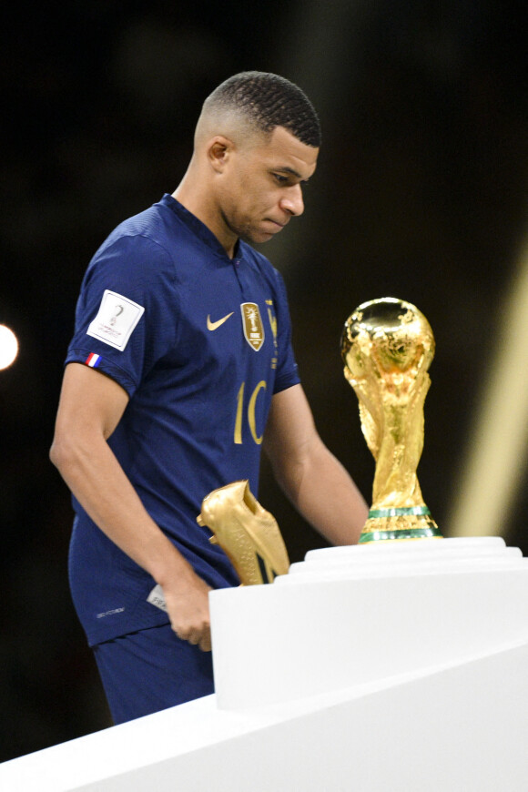Kylian Mbappé passant devant le trophee de la coupe du monde sans le regarder - Remise du trophée de la Coupe du Monde 2022 au Qatar (FIFA World Cup Qatar 2022) à l'équipe d'argentine après sa victoire contre la France en finale (3-3 - tab 2-4). Doha, le 18 décembre 2022.