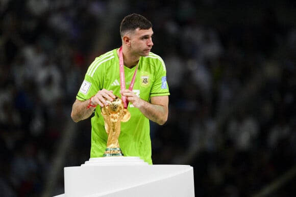 Emiliano Martinez (ARG) venant embrasser le Trophee de la Coupe du Monde - Remise du trophée de la Coupe du Monde au Qatar à l'équipe d'argentine après sa victoire contre la France. 