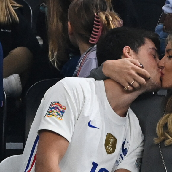 Dylan Deschamps et sa compagne Mathilde Cappelaere en tribune du match de football de quart de finale opposant la France à l'Angleterre lors de la coupe du Monde (FIFA 2022) au stade Al Bayt à Al Khor au Qatar, le 10 décembre 2022. La France a gagné 2-1. © Philippe Perusseau/Bestimage 