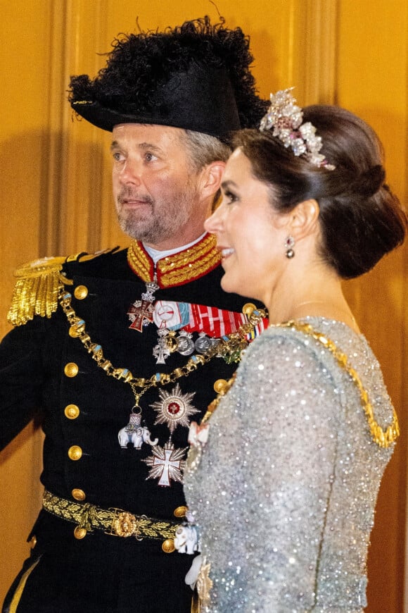 Le prince Frederik et la princesse Mary de Danemark - La famille royale de Danemark arrive au dîner de Nouvel An au palais d'Amalienborg de Copenhague, Danemark, le 1er janvier 2023. 
