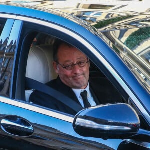 Jean Reno - Arrivée du convoi funéraire à l'église de La Madeleine lors des obsèques de Johnny Hallyday à Paris le 9 décembre 2017.  