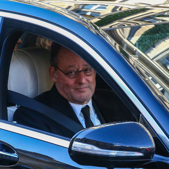Jean Reno - Arrivée du convoi funéraire à l'église de La Madeleine lors des obsèques de Johnny Hallyday à Paris le 9 décembre 2017.  