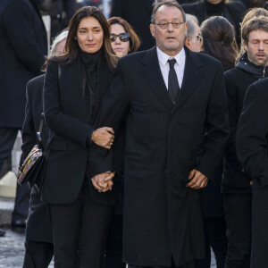 Jean Reno et sa femme Zofia - Arrivées des personnalités en l'église de La Madeleine pour les obsèques de Johnny Hallyday à Paris. Le 9 décembre 2017
