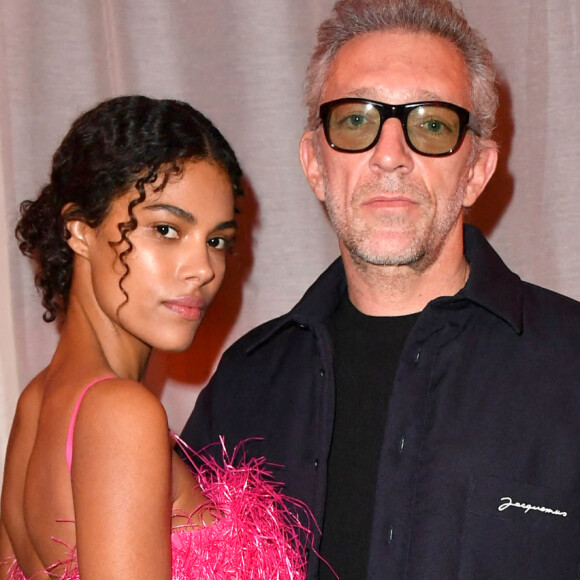 Vincent Cassel et sa femme Tina Kunakey - Photocall en front row du défilé "Le Raphia" de la maison Jacquemus au Bourget. © Veeren / Clovis / Bestimage
