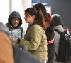 Exclusif - Katie Holmes arrive à l'aéroport de Newark, New Jersey, Etats-Unis, le 27 décembre 2022, avec sa fille Suri Cruise qui est son sosie. C'est la première fois que Katie est vue depuis qu'elle aurait rompu avec son petit ami, Bobby Wooten III.
