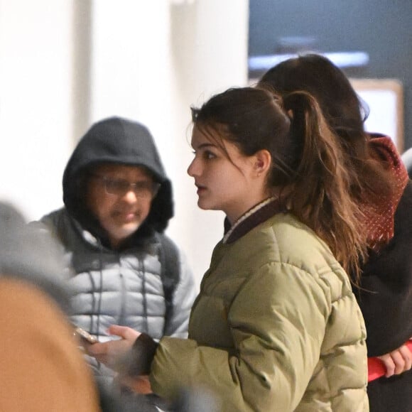 Exclusif - Katie Holmes arrive à l'aéroport de Newark, New Jersey, Etats-Unis, le 27 décembre 2022, avec sa fille Suri Cruise qui est son sosie. C'est la première fois que Katie est vue depuis qu'elle aurait rompu avec son petit ami, Bobby Wooten III.