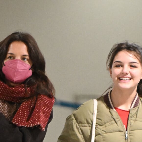 Exclusif - Katie Holmes arrive à l'aéroport de Newark, New Jersey, Etats-Unis, le 27 décembre 2022, avec sa fille Suri Cruise qui est son sosie. C'est la première fois que Katie est vue depuis qu'elle aurait rompu avec son petit ami, Bobby Wooten III.