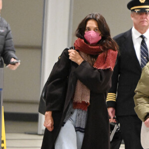 Exclusif - Katie Holmes arrive à l'aéroport de Newark, New Jersey, Etats-Unis, le 27 décembre 2022, avec sa fille Suri Cruise qui est son sosie. C'est la première fois que Katie est vue depuis qu'elle aurait rompu avec son petit ami, Bobby Wooten III.