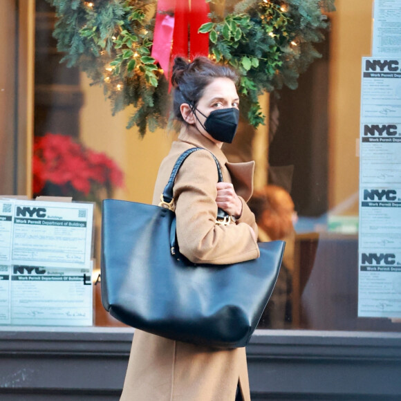 Exclusif - Katie Holmes se promène à New York, le 29 décembre 2022. 
