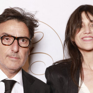 Yvan Attal, Charlotte Gainsbourg - Photocall de la 10ème édition du "Global Gift Gala 2022" au Four Seasons Hotel George V à Paris le 19 novembre 2022. © Christophe Aubert via Bestimage