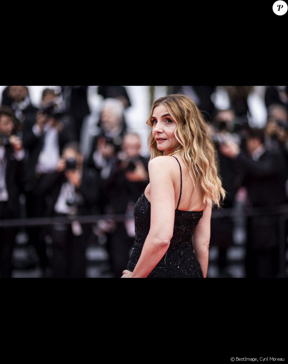 Clotilde Courau - Montée des marches du film " Les Amandiers " lors du 75ème Festival International du Film de Cannes. Le 22 mai 2022 © Cyril Moreau / Bestimage