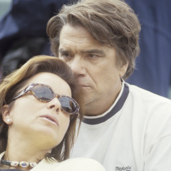 Archives - En France, à Paris, Bernard Tapie et sa femme Dominique dans les tribunes de Roland Garros.