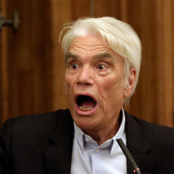 Bernard Tapie intervient lors de la promotion 2020 de la conférence des avocats du barreau de Paris, 11e séance du premier tour, à la bibliothèque de l'ordre à Paris. Le 7 septembre 2020. © Dominique Jacovides / Bestimage