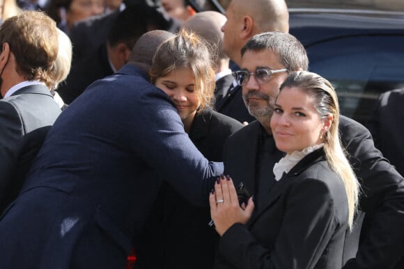 Basile Boli, Stéphane Tapie et Sophie Tapie (Fils et fille du défunt) - Sorties de la messe funéraire en hommage à Bernard Tapie en l'église Saint-Germain-des-Prés à Paris. Le 6 octobre 2021. © Jacovides-Moreau / Bestimage