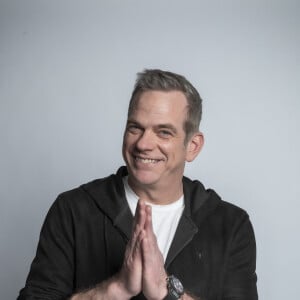 Exclusif - No Web - No Tabloids - Garou - Backstage - Enregistrement de l'émission "La Chanson secrète 10" diffusée sur TF1 le 22 janvier 2022 © Jacovides-Moreau / Bestimage Après le succès des précédentes éditions, « LA CHANSON SECRETE », présentée par N.ALIAGAS et produite par DMLS TV, revient sur TF1. 8 artistes ne savent rien de ce qui va se passer pour eux ! Ils ont accepté de jouer le jeu, de se laisser totalement surprendre, émouvoir, parfois même déstabiliser car ils vont découvrir en même temps que les téléspectateurs une surprise : une chanson qui leur est chère revisitée et réinterprétée par un artiste. Des mises en scène spectaculaires au service de l’émotion… Et des émotions fortes pour l’artiste assis dans le fauteuil grâce à la venue sur le plateau de proches et d’invités inattendus. Les téléspectateurs seront aux premières loges pour vivre ces moments d’intimité musicale rare.  Exclusive - No Web No Blog pour Belgique et Suisse 