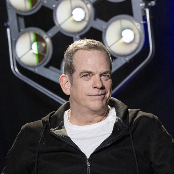 Exclusif - No Web - No Tabloids - Garou - Backstage - Enregistrement de l'émission "La Chanson secrète 10" diffusée sur TF1 le 22 janvier 2022 © Jacovides-Moreau / Bestimage Après le succès des précédentes éditions, « LA CHANSON SECRETE », présentée par N.ALIAGAS et produite par DMLS TV, revient sur TF1. 8 artistes ne savent rien de ce qui va se passer pour eux ! Ils ont accepté de jouer le jeu, de se laisser totalement surprendre, émouvoir, parfois même déstabiliser car ils vont découvrir en même temps que les téléspectateurs une surprise : une chanson qui leur est chère revisitée et réinterprétée par un artiste. Des mises en scène spectaculaires au service de l’émotion… Et des émotions fortes pour l’artiste assis dans le fauteuil grâce à la venue sur le plateau de proches et d’invités inattendus. Les téléspectateurs seront aux premières loges pour vivre ces moments d’intimité musicale rare.  Exclusive - No Web No Blog pour Belgique et Suisse 