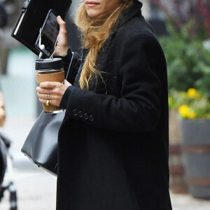 Ashley Olsen, son éternel bonnet sur la tête et une boisson à la main, dans la rue à New York le 6 mars 2020. 