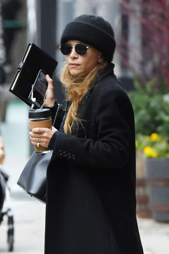 Ashley Olsen, son éternel bonnet sur la tête et une boisson à la main, dans la rue à New York le 6 mars 2020. 