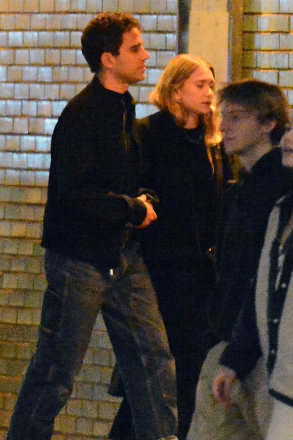 Exclusif - Ashley Olsen et son compagnon Louis Eisner - Les jumelles Olsen se retrouvent pour un dîner en famille dans le restaurant Gemma de l'hôtel Bowery à New York, le 6 novembre 2019.