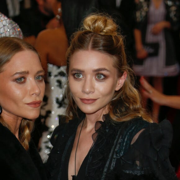 Mary-Kate Olsen et Ashley Olsen - Soirée Costume Institute Gala 2015 (Met Ball) au Metropolitan Museum, célébrant l'ouverture de Chine: à travers le miroir à New York. Le 4 mai 2015. 