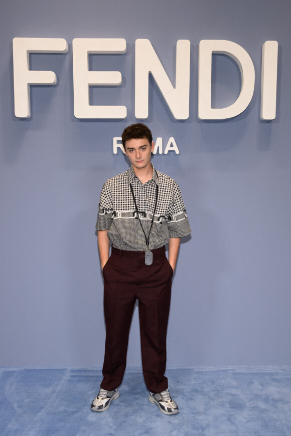 Noah Schnapp au photocall du défilé FENDI "Collection Prêt-à-Porter Homme Printemps/Eté 2023" lors de la Fashion Week de Milan (MLFW), le 18 juin 2022. 