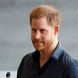 Le prince Harry, duc de Sussex, inaugure l'exposition Silverstone Experience en compagnie du pilote Lewis Hamilton au circuit de Silverstone le 6 mars 2020. 