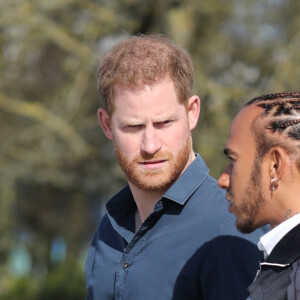 Le prince Harry et Lewis Hamilton arrivent au circuit de Silverstone pour l'inauguration de l'exposition Silverstone Experience le 6 mars 2020. 