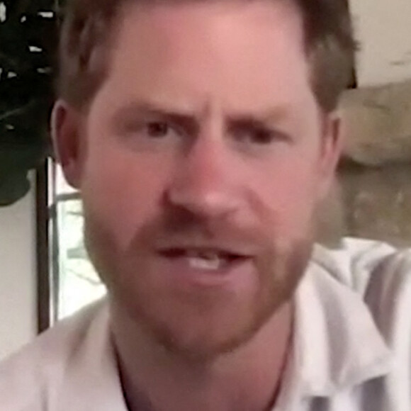 Le prince Harry auto-exilé Harry a rendu hommage dans un appel personnel à un militaire amputé incapable de terminer un défi de triathlon à travers la Grande-Bretagne. Harry, 37 ans, a parlé lors d'un appel Zoom depuis la maison qu'il partage avec sa femme Meghan Markle et leurs deux enfants à la maison de Montecito, en Californie, avec l'ancien de la Royal Marine, Lee Spencer. Il a été forcé de mettre fin à sa tentative plus tôt en août en raison de douleurs dans son moignon. M. Spencer de Devon au Royaume-Uni, détient le record du monde de la rangée sans assistance la plus rapide à travers l'océan Atlantique malgré la perte de sa jambe droite sur une autoroute en 2014 lorsqu'il s'est arrêté pour aider un autre automobiliste en panne. Il a été touché par des débris volants et a perdu son jambe droite à l'impact. Depuis, il consacre sa vie à aider les autres et à sensibiliser les militaires blessés. Faisant référence au marathon de triathlon, Harry lui a dit lors d'une discussion partagée sur la page Instagram de M. le Royaume-Uni et a escaladé deux montagnes. "Ce n'est qu'après cela que votre souche a commencé à vous poser quelques problèmes au point où vous avez dû vous retirer de la toute dernière phase." J'espère que vous êtes vraiment heureux, je sais que vous n'êtes pas heureux, mais j'espère que vous vous sentez vraiment fier d'avoir fait ce que vous avez fait. 