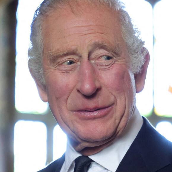 Le roi Charles III d'Angleterre et Camilla Parker Bowles, reine consort d'Angleterre, lors d'une réceptions organisée pour les associations caritatives au château de Cardiff. Le 16 septembre 2022. A la sortie, le couple royal est allé à la rencontre du public massé devant l'édifice. 