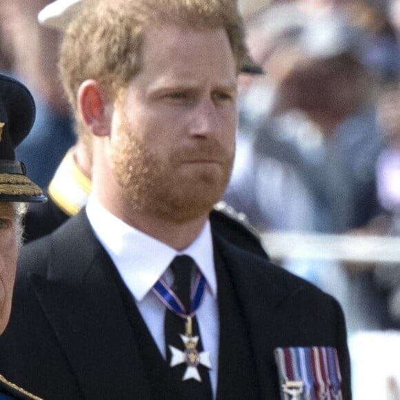 Le roi Charles III d'Angleterre, le prince Harry, duc de Sussex - Procession cérémonielle du cercueil de la reine Elisabeth II du palais de Buckingham à Westminster Hall à Londres. Le 14 septembre 2022 