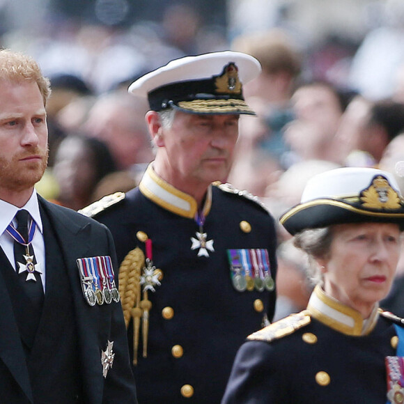 Le roi Charles III d'Angleterre, la princesse Anne, le prince Harry, duc de Sussex - Procession cérémonielle du cercueil de la reine Elisabeth II du palais de Buckingham à Westminster Hall à Londres, où les Britanniques et les touristes du monde entier pourront lui rendre hommage jusqu'à ses obsèques prévues le 19 septembre 2022. Le 14 septembre 2022. 