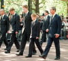 Le prince Philip, duc d'Edimbourg, le prince William, le comte Charles Spencer, le prince Harry et le prince Charles lors de la procession funéraire lors des funérailles de la princesse Diana. Le 6 septembre 1997.