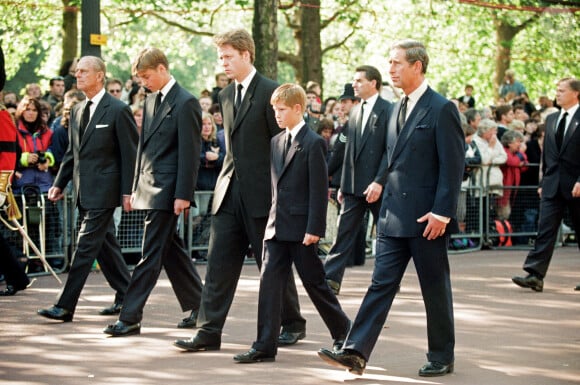 Le prince Philip, duc d'Edimbourg, le prince William, le comte Charles Spencer, le prince Harry et le prince Charles lors de la procession funéraire lors des funérailles de la princesse Diana. Le 6 septembre 1997.