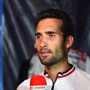 Martin Fourcade devant sa paire de chaussures et de ski - Vente aux enchères "Légende du sport" au profit de l'association Les Etoiles Filantes (association qui aide les familles dont un enfant est atteint du gliome infiltrant du tronc cérébral), dont le parrain de cette année est M.Fourcade, aux Puces du Canal à Lyon. Le 18 septembre 2020 320 000 euros ont été récoltés. Le maillot de Kylian Mbappé a été adjugé à 160 000 euros. © Frederic Chambert / Panoramic / Bestimage