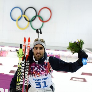 Martin Fourcade lors de la cérémonie des fleurs après sa victoire dans l'épreuve du 20 km individuel aux Jeux olympiques de Sotchi, le 13 février 2014