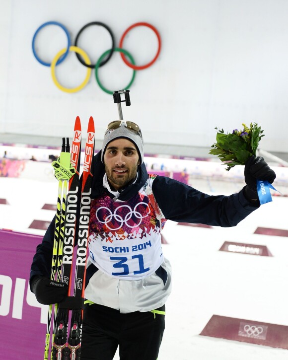 Martin Fourcade lors de la cérémonie des fleurs après sa victoire dans l'épreuve du 20 km individuel aux Jeux olympiques de Sotchi, le 13 février 2014