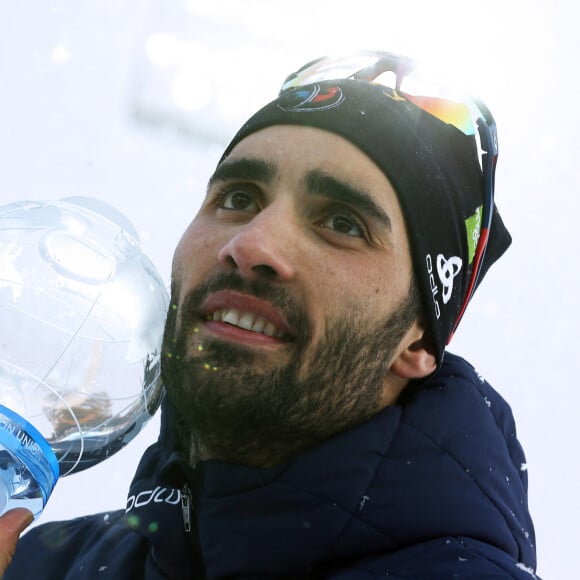 Martin Fourcade remporte son 7ème globe de crystal d'affilée à Tyumen en Russie. Un septième globe de cristal, qui constitue un record qu'il détient désormais seul puisque le Norvégien Ole Einar Bjoerndalen n'avait réussi cet exploit " qu'à " six reprises " seulement ". Tyumen