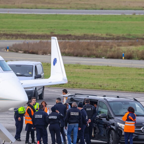 Exclusif - La famille Messi, Lionel "Leo" Messi, Antonella Roccuzzo, et leurs enfants Thiago, Mateo et Ciro, de retour à Paris avec leur jet privé à l'aéroport du Bourget. La famille est accueilli en grande pompe par le police, la gendarmerie et le personnel de l'aéroport. La famille est partie en vacances quelques jours après la victoire de l'Argentine à la coupe du monde de football 2022 au Qatar. Leo va reprendre l'entraînement avec le Paris Saint-Germain (PSG).