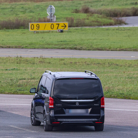 Exclusif - La famille Messi, Lionel "Leo" Messi, Antonella Roccuzzo, et leurs enfants Thiago, Mateo et Ciro, de retour à Paris avec leur jet privé à l'aéroport du Bourget. La famille est accueilli en grande pompe par le police, la gendarmerie et le personnel de l'aéroport. La famille est partie en vacances quelques jours après la victoire de l'Argentine à la coupe du monde de football 2022 au Qatar. Leo va reprendre l'entraînement avec le Paris Saint-Germain (PSG).