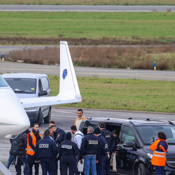 Exclusif - La famille Messi, Lionel "Leo" Messi, Antonella Roccuzzo, et leurs enfants Thiago, Mateo et Ciro, de retour à Paris avec leur jet privé à l'aéroport du Bourget. La famille est accueilli en grande pompe par le police, la gendarmerie et le personnel de l'aéroport. La famille est partie en vacances quelques jours après la victoire de l'Argentine à la coupe du monde de football 2022 au Qatar. Leo va reprendre l'entraînement avec le Paris Saint-Germain (PSG).