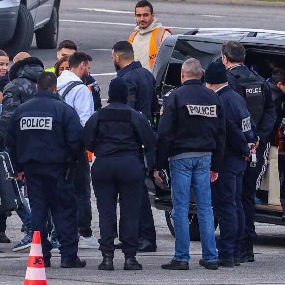 Exclusif - La famille Messi, Lionel "Leo" Messi, Antonella Roccuzzo, et leurs enfants Thiago, Mateo et Ciro, de retour à Paris avec leur jet privé à l'aéroport du Bourget. La famille est accueilli en grande pompe par le police, la gendarmerie et le personnel de l'aéroport. La famille est partie en vacances quelques jours après la victoire de l'Argentine à la coupe du monde de football 2022 au Qatar. Leo va reprendre l'entraînement avec le Paris Saint-Germain (PSG).