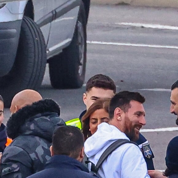 Exclusif - La famille Messi, Lionel "Leo" Messi, Antonella Roccuzzo, et leurs enfants Thiago, Mateo et Ciro, de retour à Paris avec leur jet privé à l'aéroport du Bourget. La famille est accueilli en grande pompe par le police, la gendarmerie et le personnel de l'aéroport. La famille est partie en vacances quelques jours après la victoire de l'Argentine à la coupe du monde de football 2022 au Qatar. Leo va reprendre l'entraînement avec le Paris Saint-Germain (PSG).