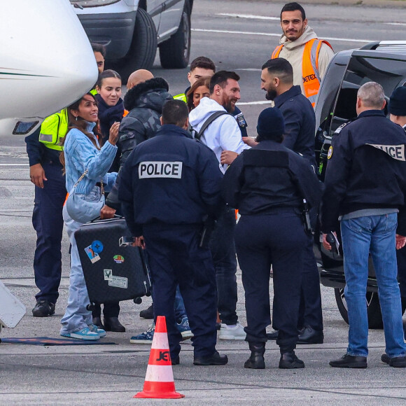 Exclusif - La famille Messi, Lionel "Leo" Messi, Antonella Roccuzzo, et leurs enfants Thiago, Mateo et Ciro, de retour à Paris avec leur jet privé à l'aéroport du Bourget. La famille est accueilli en grande pompe par le police, la gendarmerie et le personnel de l'aéroport. La famille est partie en vacances quelques jours après la victoire de l'Argentine à la coupe du monde de football 2022 au Qatar. Leo va reprendre l'entraînement avec le Paris Saint-Germain (PSG).