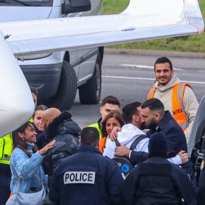 Exclusif - La famille Messi, Lionel "Leo" Messi, Antonella Roccuzzo, et leurs enfants Thiago, Mateo et Ciro, de retour à Paris avec leur jet privé à l'aéroport du Bourget. La famille est accueilli en grande pompe par le police, la gendarmerie et le personnel de l'aéroport. La famille est partie en vacances quelques jours après la victoire de l'Argentine à la coupe du monde de football 2022 au Qatar. Leo va reprendre l'entraînement avec le Paris Saint-Germain (PSG).