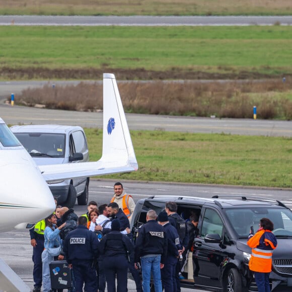 Exclusif - La famille Messi, Lionel "Leo" Messi, Antonella Roccuzzo, et leurs enfants Thiago, Mateo et Ciro, de retour à Paris avec leur jet privé à l'aéroport du Bourget. La famille est accueilli en grande pompe par le police, la gendarmerie et le personnel de l'aéroport. La famille est partie en vacances quelques jours après la victoire de l'Argentine à la coupe du monde de football 2022 au Qatar. Leo va reprendre l'entraînement avec le Paris Saint-Germain (PSG).