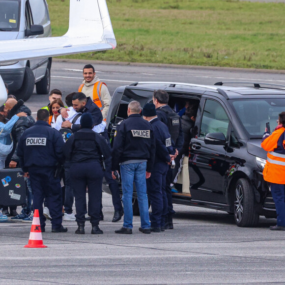 Exclusif - La famille Messi, Lionel "Leo" Messi, Antonella Roccuzzo, et leurs enfants Thiago, Mateo et Ciro, de retour à Paris avec leur jet privé à l'aéroport du Bourget. La famille est accueilli en grande pompe par le police, la gendarmerie et le personnel de l'aéroport. La famille est partie en vacances quelques jours après la victoire de l'Argentine à la coupe du monde de football 2022 au Qatar. Leo va reprendre l'entraînement avec le Paris Saint-Germain (PSG).