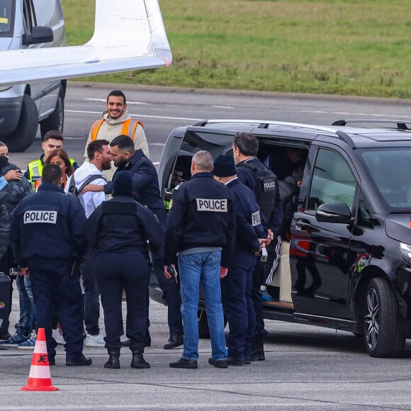 Exclusif - La famille Messi, Lionel "Leo" Messi, Antonella Roccuzzo, et leurs enfants Thiago, Mateo et Ciro, de retour à Paris avec leur jet privé à l'aéroport du Bourget. La famille est accueilli en grande pompe par le police, la gendarmerie et le personnel de l'aéroport. La famille est partie en vacances quelques jours après la victoire de l'Argentine à la coupe du monde de football 2022 au Qatar. Leo va reprendre l'entraînement avec le Paris Saint-Germain (PSG).