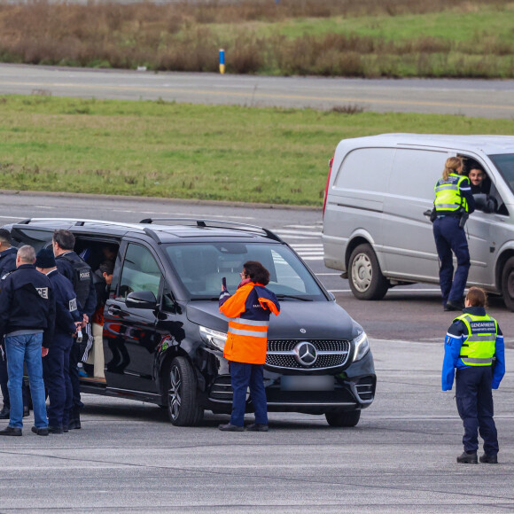 Exclusif - La famille Messi, Lionel "Leo" Messi, Antonella Roccuzzo, et leurs enfants Thiago, Mateo et Ciro, de retour à Paris avec leur jet privé à l'aéroport du Bourget. La famille est accueilli en grande pompe par le police, la gendarmerie et le personnel de l'aéroport. La famille est partie en vacances quelques jours après la victoire de l'Argentine à la coupe du monde de football 2022 au Qatar. Leo va reprendre l'entraînement avec le Paris Saint-Germain (PSG).